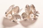 Fl Med flower stud earrings w/ pearls